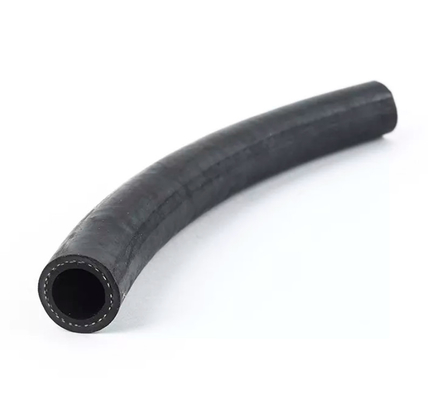 Un tuyau hydraulique de 15 cm avec une couverture en caoutchouc synthétique résistant aux intempéries